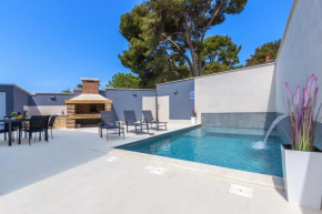 Luxury apartment with backyard and private pool